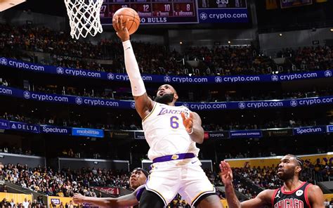 LeBron James returns to Lakers; comes off bench in loss to Bulls